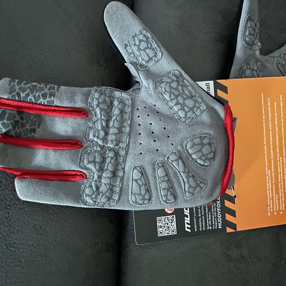 Brand new
Muddyfox MTB gloves Size Small
Slip on elasticized wrist
MSRP $41.99 - Picture 4 of 4